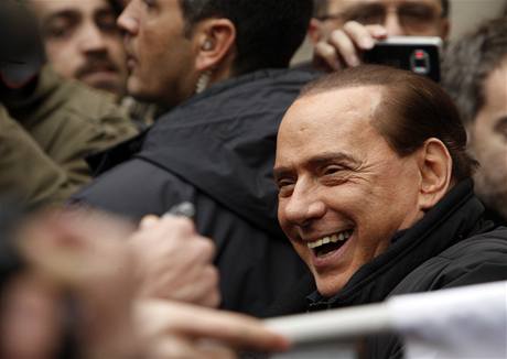 Berlusconi v obleení noviná a bodyguard.